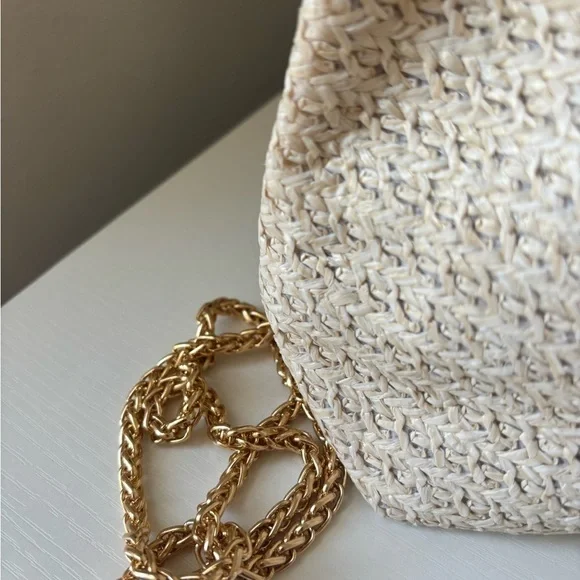 Elegant Cream Woven Bag with Gold Accents - Picture 5 of 6
